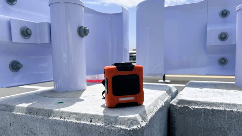 夏の警備に欠かせない“涼”アイテム！空調服…ではなく、腰掛け扇風機！？