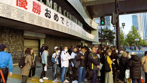 押し寄せる歓声と雑踏の中で──阪神パレードで果たしたイーフロの使命